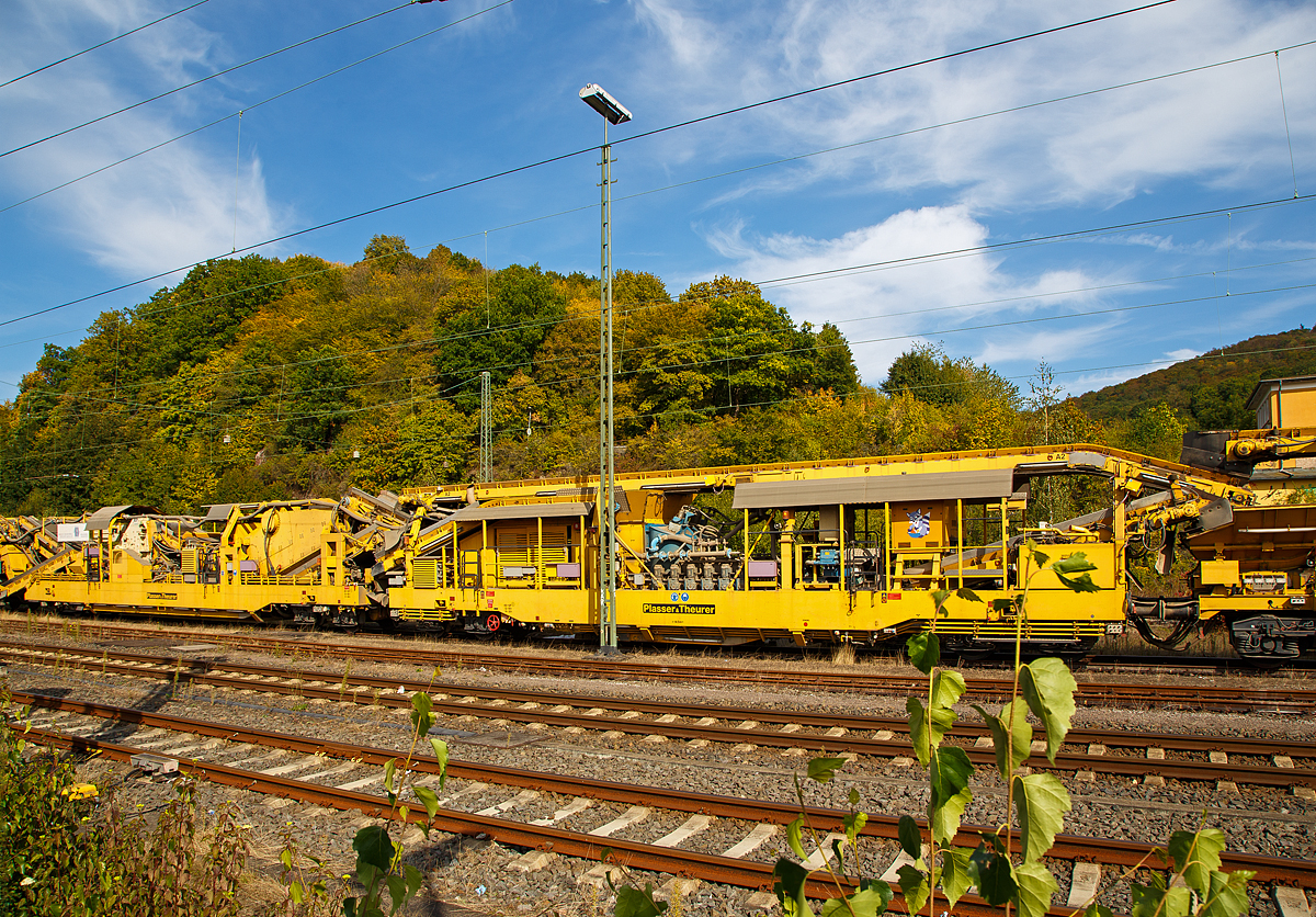 
Bild 3
Die Plasser & Theurer Bettungsreinigungsmaschine RM 95-800 W der MGW Gleis- und Weichenbau-Gesellschaft mbH & Co. KG (Berlin) ist am 20.09.2020 im Bahnhof Dillenburg abgestellt. Hier der Bereich der Schotterrecycling, von links nach rechts: Teil 1 Schotter schärfen – Vorabscheider und Teil 2 Schotter waschen.

Die Grundmaschine wurde 2010 von Plasser & Theurer unter den Fabriknummern 5221 bis 5224 gebaut, sie hat die VDM Nr. 99 80 9414 001-4 D-MWGB.
