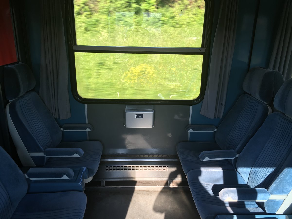 Bis 14.08.17 hat der 31 - 34 346 ABnrz 418 Fristverlängerung, daher dürften seine Tage so gut wie gezählt sein.

Ein Grund mehr noch ein Bild zu machen im Re 12311 am 22.05.17

Er besitzt sogar noch das originale OFV Design!


