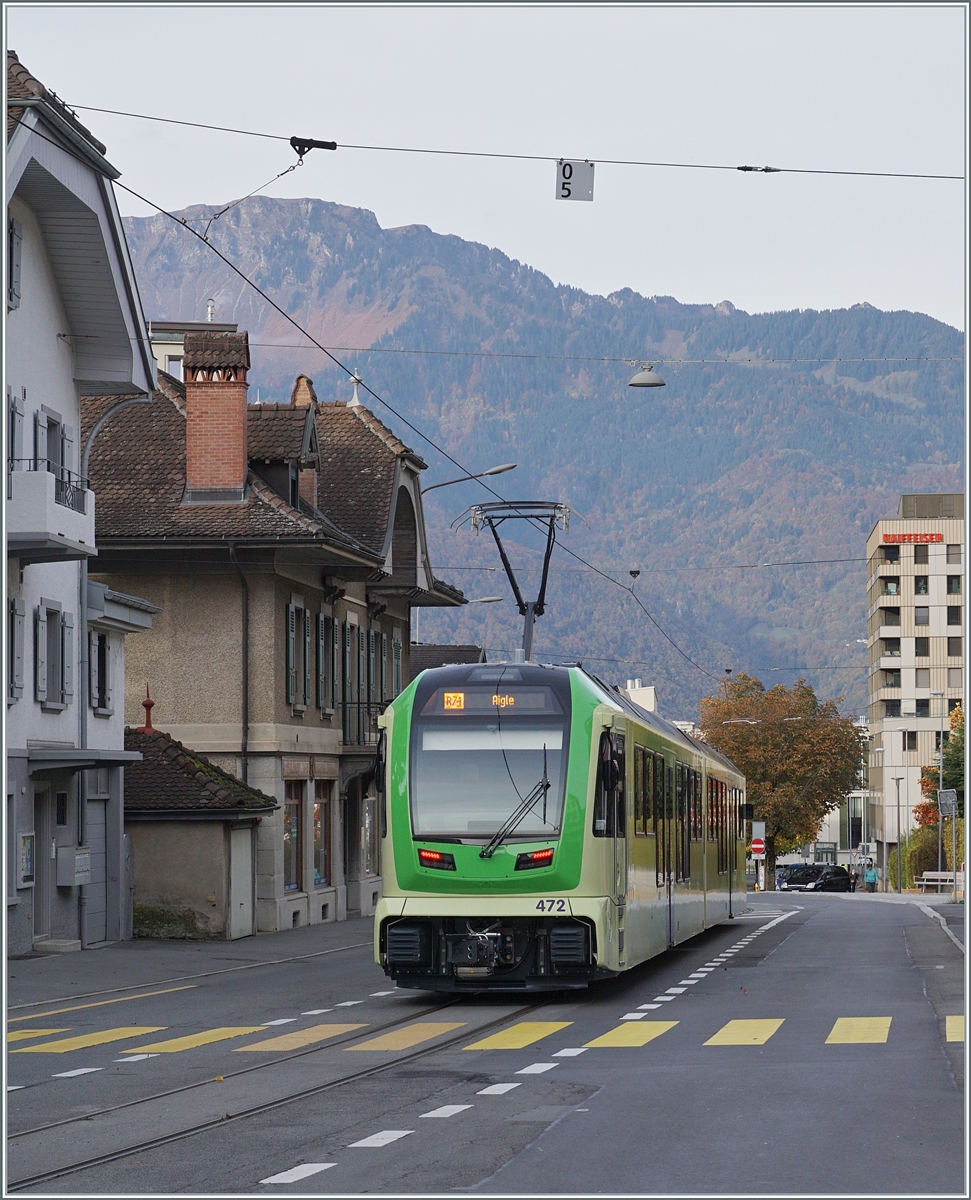 Bisher sah (und fotografierte) ich die TPC ABe 4/8 471 und 473; heute nun kann ich die  Serie  mit dem ABe 4/8 472 abschliessen: Der ABe 4/8 472 erreicht in Kürze den Bahnhof von Aigle wobei wie unübersehbar der Schienenweg auf diesem kurzen Abschnitt mitten auf der Strasse entlang führt.

20. Oktober 2024