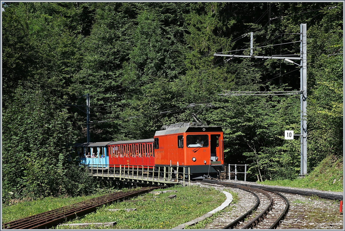  Bitte Türe schliessen ...
nicht gerade fotogen erreicht der  Belle Epoque  Rochers de Naye Zug mit der Hem 2/2 11 mit der offenen Führerstandstür Le Tremblex.
14. August 2017