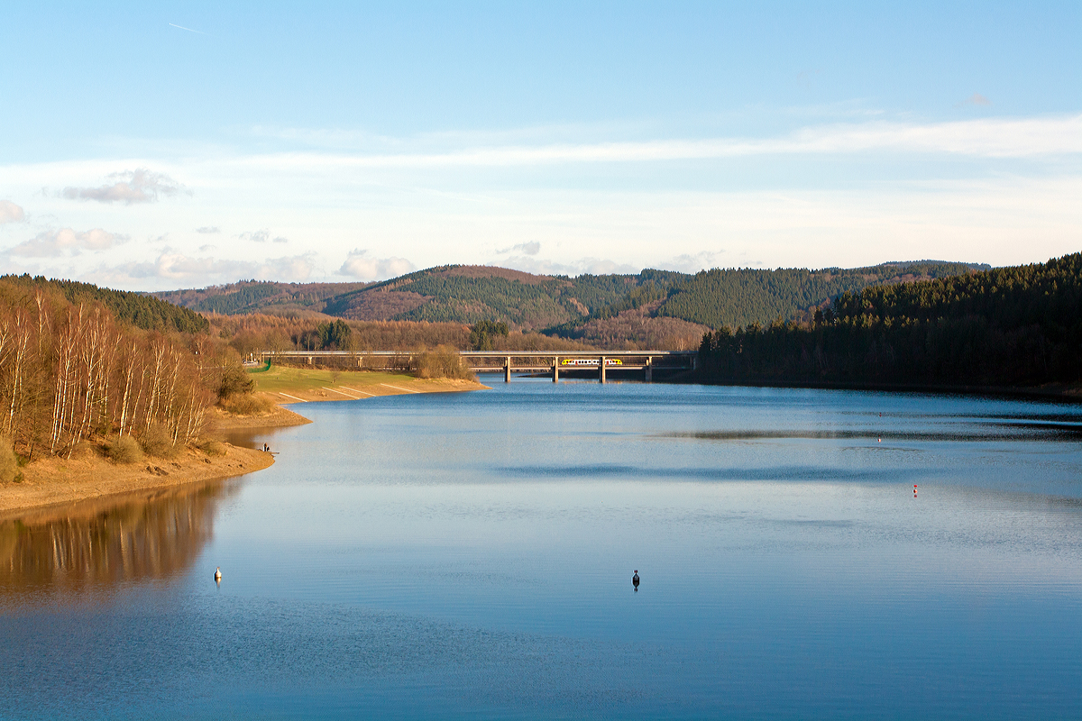 
Blick am 02.02.2014 von der Staumauer der Listertalspeere auf den Biggesee und die Doppelstockbrücke Listertal, worüber gerade der  Dieseltriebwagen VT 270 ein Alstom Coradia LINT 41 der HLB (Hessischen Landesbahn) als RB 92  Biggesee-Express  in Richtung Olpe fährt.

Es ist ungewöhnlich, dass die HLB bereits auf dieser Strecke anzutreffen ist, denn eigentlich fährt dieses Jahr noch die 3-Länder-Bahn (DB Regio). Grund war wohl eine GPSinfradat-Fahrt, evtl. für spätere Interaktive Schulung der Fahrzeugführer der HLB auf der Strecke, da die HLB ab 2015 das gesamte Dieselnetz in der Region (Dieselnetz Eifel-Westerwald-Sieg) bedient. 