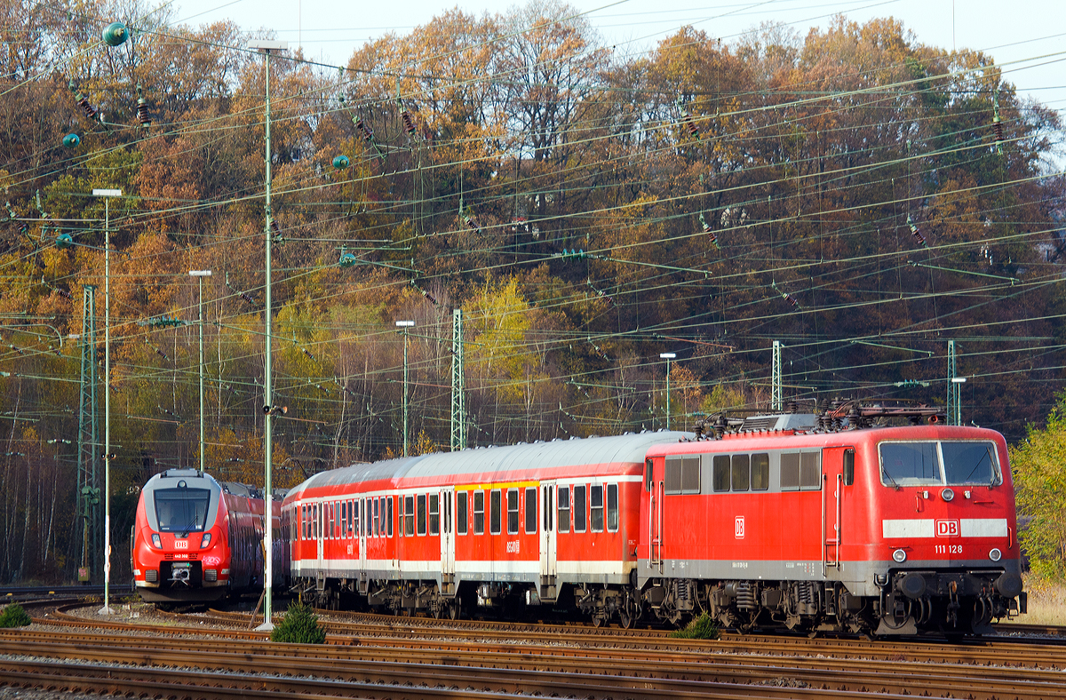 
Blick auf den Abstellbereich in Betzdorf/Sieg am 09.11.2014.

Rechts die 111 128-5 (91 80 6111 128-5 D-DB) der DB Regio NRW mit n-Wagen (ex Silberlinge). Und links der fünfteilige Bombardier Talent 2 - 442 302 / 442 802 der DB Regio NRW.