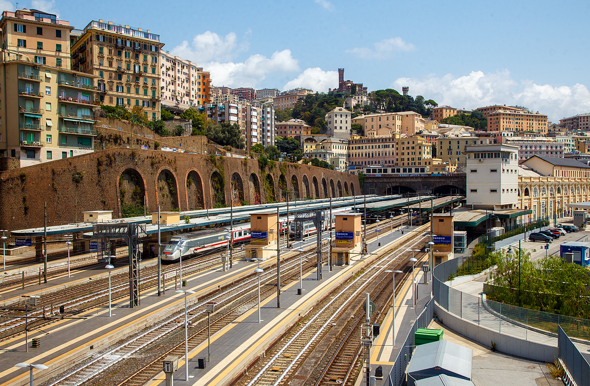 Blick auf den Bahnhof Genua / Genova Piazza Principe am 23.07.2022 von Westen von der Via del Lagaccio (unweit der Talstation der Zahnradbahn Principe-Granarolo) gesehen.

Der Bahnhof Genova Piazza Principe ist einer der zwei Hauptbahnh�fe der italienischen Hafenstadt Genua. Er liegt im nordwestlichen Bereich des Stadtzentrums, zwischen der Piazza Acquaverde, wo sich die Passagierzug�nge befinden, und der Piazza del Principe. Das Bahnhofsgeb�ude nimmt den gesamten n�rdlichen Abschnitt der Via Andrea Doria ein, hier befinden sich die Servicezug�nge. In kurzer Entfernung liegt der imposante Palazzo del Principe. Der zweite Hauptbahnhof der ligurischen Hauptstadt ist der Bahnhof Genova Brignole.

Der Bahnhof wurde 1860 unter der Leitung des Architekten Alessandro Mazzucchetti erbaut. Das urspr�ngliche Geb�ude bestand aus einem Stahlgew�lbe, welches eine Halle zwischen den Seitengeb�uden �berspannte. Um dem steigenden Schienenverkehr gerecht zu werden, wurde das Bahnhofsgeb�ude 1900 von dem Ingenieur Giacomo Radini Tedeschi erweitert.

Heute verf�gt der Bahnhof �ber mehrere Ebenen:
• Tiefebene: komplett unterirdisch; Standort der technischen Einrichtungen und der Lagerr�ume der Ferrovie dello Stato und zweier Bahngleise (Haltestelle Principe Sotterranea)
• Zwischenebene: tiefer gelegen als das Erdgeschoss; Standort der Bahnsteige und der Gleisanlage, sowie kleinerer Gesch�fte und Snack-Bars
• Erdgeschoss: Eingangshalle mit verschiedenen Gesch�ften und Serviceeinrichtungen von Trenitalia
• Obergeschosse: B�ros der Ferrovie dello Stato
