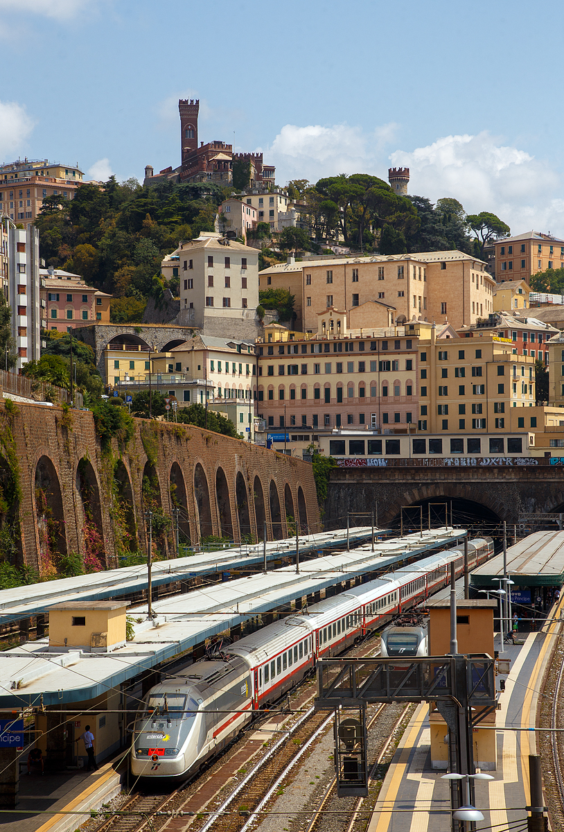 Blick auf den Bahnhof Genua / Genova Piazza Principe am 23.07.2022 von Westen von der Via del Lagaccio (unweit der Talstation der Zahnradbahn Principe-Granarolo) gesehen.

In der Bildmitte im Sandwich zweier E.414 (ehemalige Triebköpfe E.404 A der ersten ETR 500 – Monotensione) ein Trenitalia InterCity.
