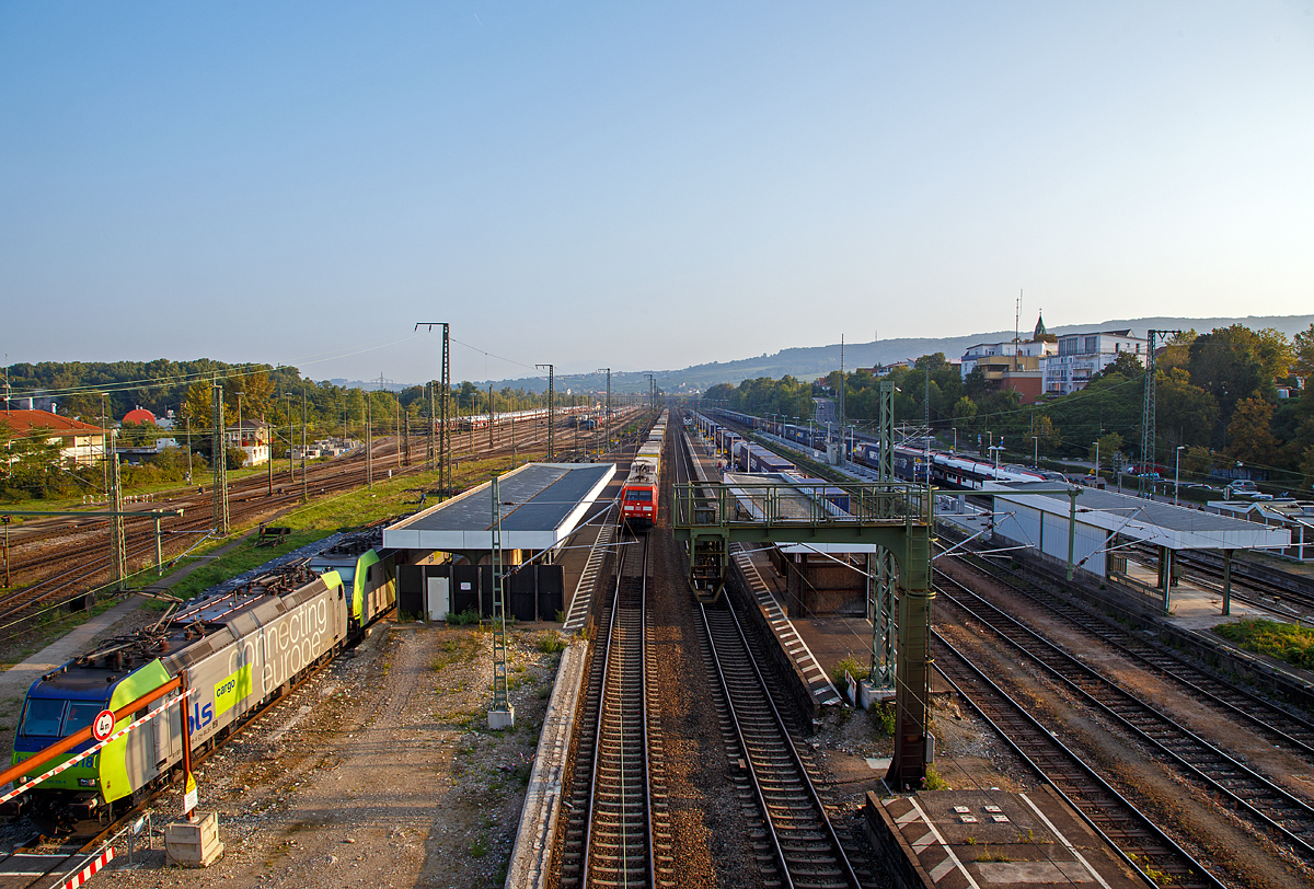 
Blick auf den Bahnhof Weil am Rhein, von der neuen Straßenbahnbrücke in Richtung Haltingen bzw. Norden, hier am 24.09.2016. 

Eine Schönheit ist dieser Bahnhof nicht, auch wenn hier wenig Personenzüge halten, so ist hier doch sehr viel los.