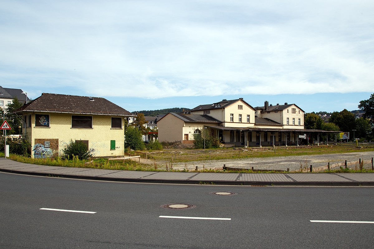 
Blick auf das ehemalige Empfangsgebäude vom Bahnhof Olpe, sowie links das ehemalige Stellwerk Olpe Fahrdinstleiter (Of). 

Der neue Haltepunkt Olpe liegt nun links vom Bild (ca. 200 m vor dem alten Bahnhof).  Olpe ist heute nur noch Haltepunkt, bis 1983 war es ein Durchgangsbahnhof an der KBS 442  Biggetalbahn  (Finnentrop - Olpe - Freudenberg). Olpe ist heute die Endstation der nun 23,6 km langen eingleisigen, nicht elektrifizierten Nebenbahn. 