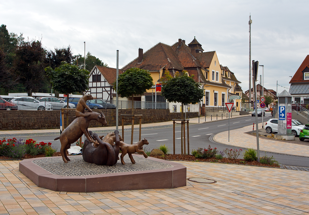 Blick auf das Empfangsgeb�ude vom Bahnhof Treysa am 25.08.2014.

Der Bahnhof Treysa ist ein 1908 er�ffneter Durchgangsbahnhof an der Main-Weser-Bahn (KBS 620) in der hessischen Stadt Schwalmstadt. Er liegt im Stadtteil Treysa am s�dlichen Rand der Innenstadt und ist ICE-Haltepunkt sowie ehemaliger Knotenpunkt an der Main-Weser-Bahn im Regionalverkehr.
