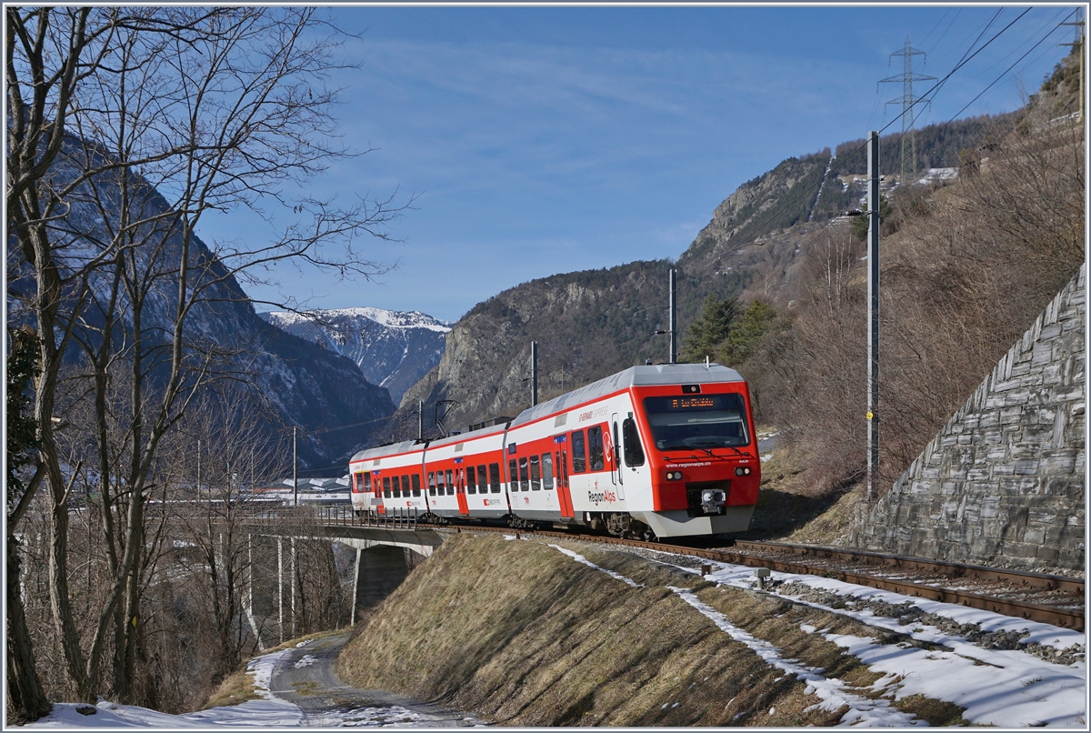 Blick auf die gleiche Brücke mit dem Gegenzug, dem TMR RABe 525 039 (UIC RABe 94 85 7252 039-4) auf der Fahrt nach Le Chable.

9. Februar 2020