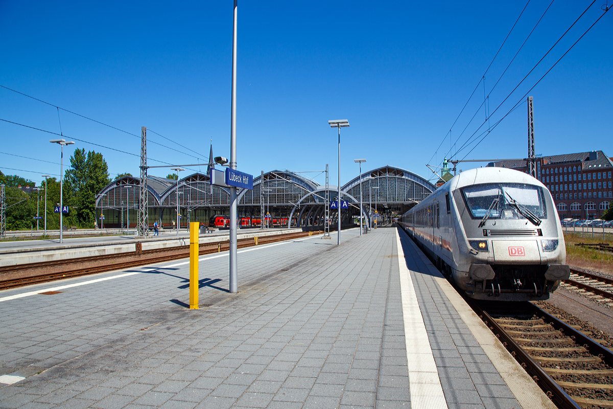 
Blick auf den Hauptbahnhof L�beck am 11.06.2015, w�hrend auf Gleis 1 noch unser IC 2220 (Frankfurt - K�ln - Hamburg - L�beck) steht.