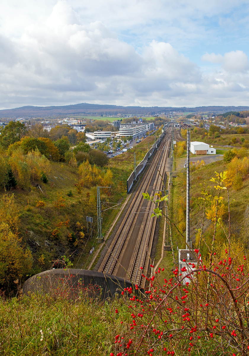 
Blick auf den ICE-Bahnhof Montabaur an der Schnellfahrstrecke K�ln–Rhein/Main (KBS 472 bei Streckenkilometer 89) am 30.10.2017. Ich stehe hier �ber dem Eingang von dem  2.395 m langen Himmelbergtunnel. Die Gleise, in Fester Fahrbahn, werden planm��ig mit 300 km/h befahren.