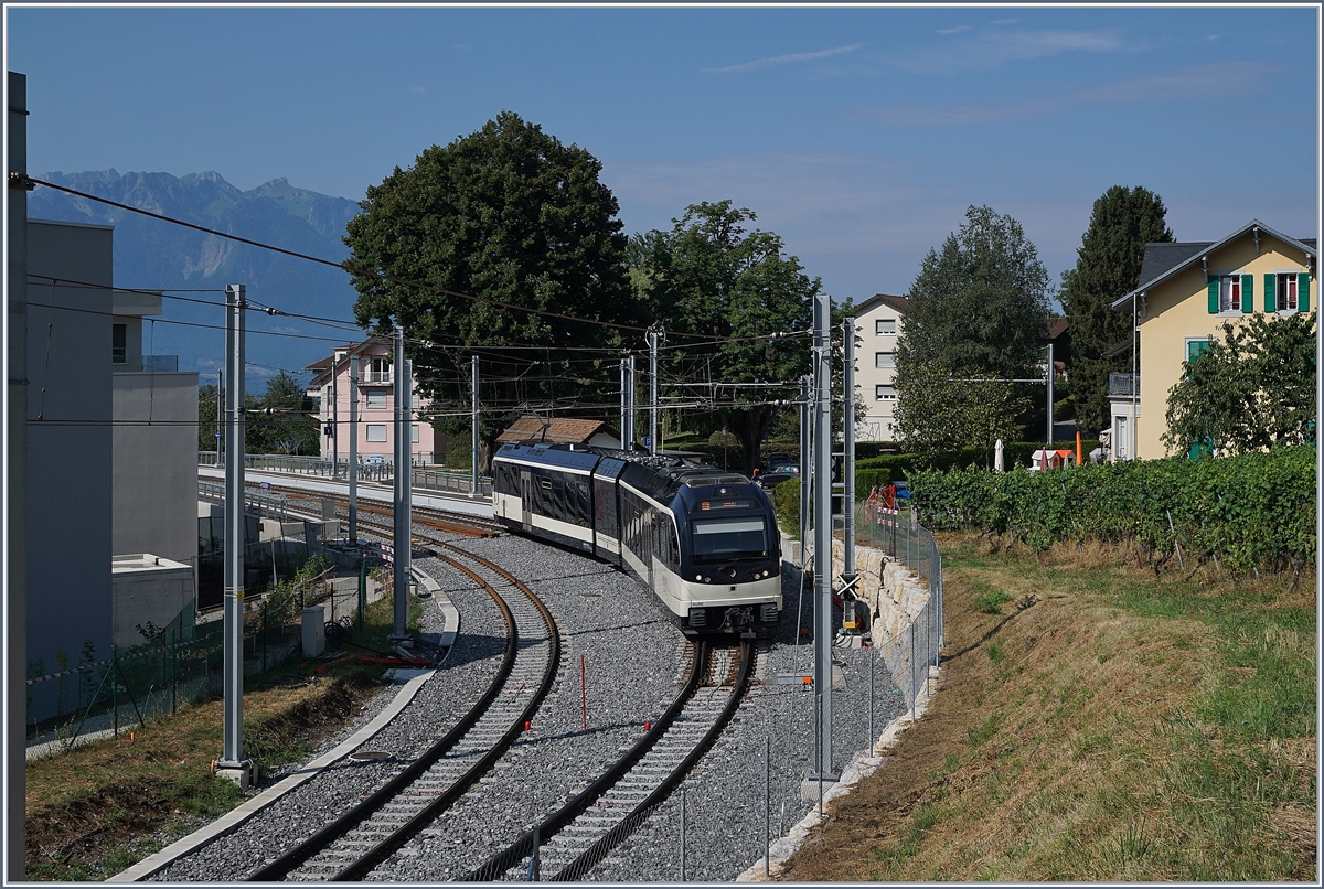 Blick auf den neu gestalteten Bahnhof von St-Légier Gare mit einem nach Blonay ausfahrenden ABeh 2/6. 

26. Juli 2019