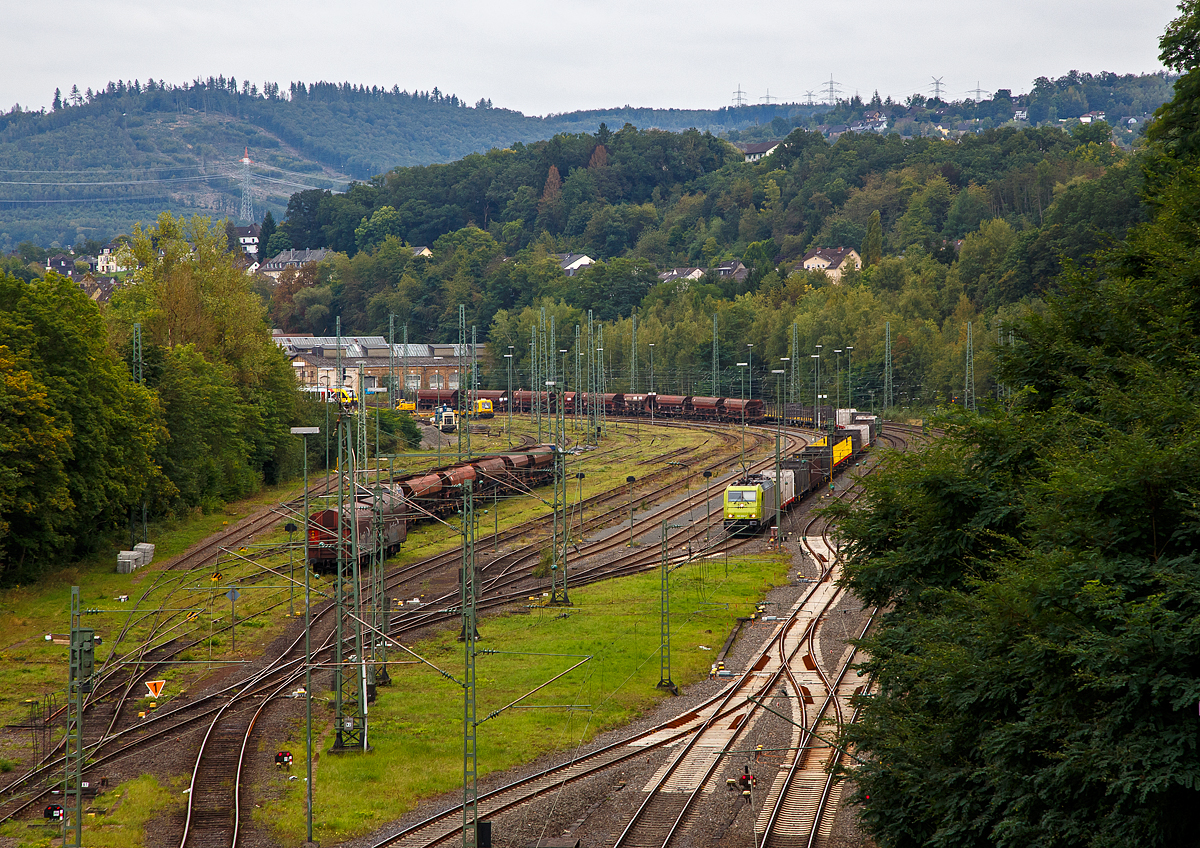 Blick auf den Rangierbahnhof (Rbf) Betzdorf/Sieg am 20.09.2021 (von der Br�cke in Betzdorf-Bruche). Unteranderem sieht man hinten links die V60 - 261 671-2 (eigentlich laut NVR-Nummer 98 80 3361 671-1 D-AVOLL), rechts davon ein GAF 200 und rechts hat die α 185 603-8 (91 80 6185 603-8 D-ATLU) einen leeren G�terzug abgestellt. 
Rechts unten sieht man das zweigleisige Hauptgleis der Siegstrecke.
