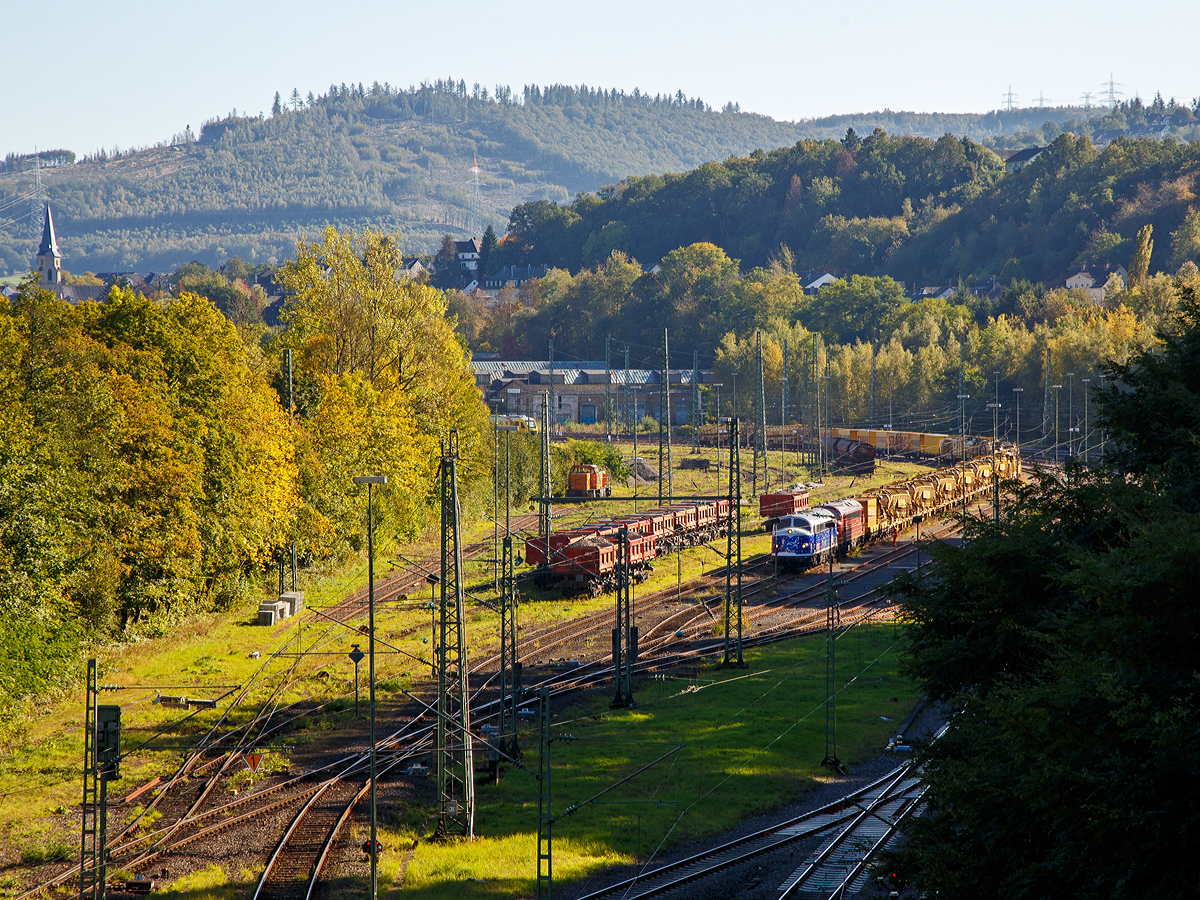 Blick auf den Rangierbahnhof (Rbf) Betzdorf/Sieg (von der Brücke in Betzdorf-Bruche) am 09.10.2021.....
Die beiden NOHAB  AA16 der Altmark-Rail, die My 1149 (92 80 1227 008-0 D-AMR) und die My 1155 (92 80 1227 010-6 D-AMR), haben die Hochleistungs-Bettungsreinigungsmaschine RM 900 VB der STRABAG Rail GmbH mit zugehörigen Wagen sowie einigen Material-, Förder- und Siloeinheiten im Rbf abgestellt.
