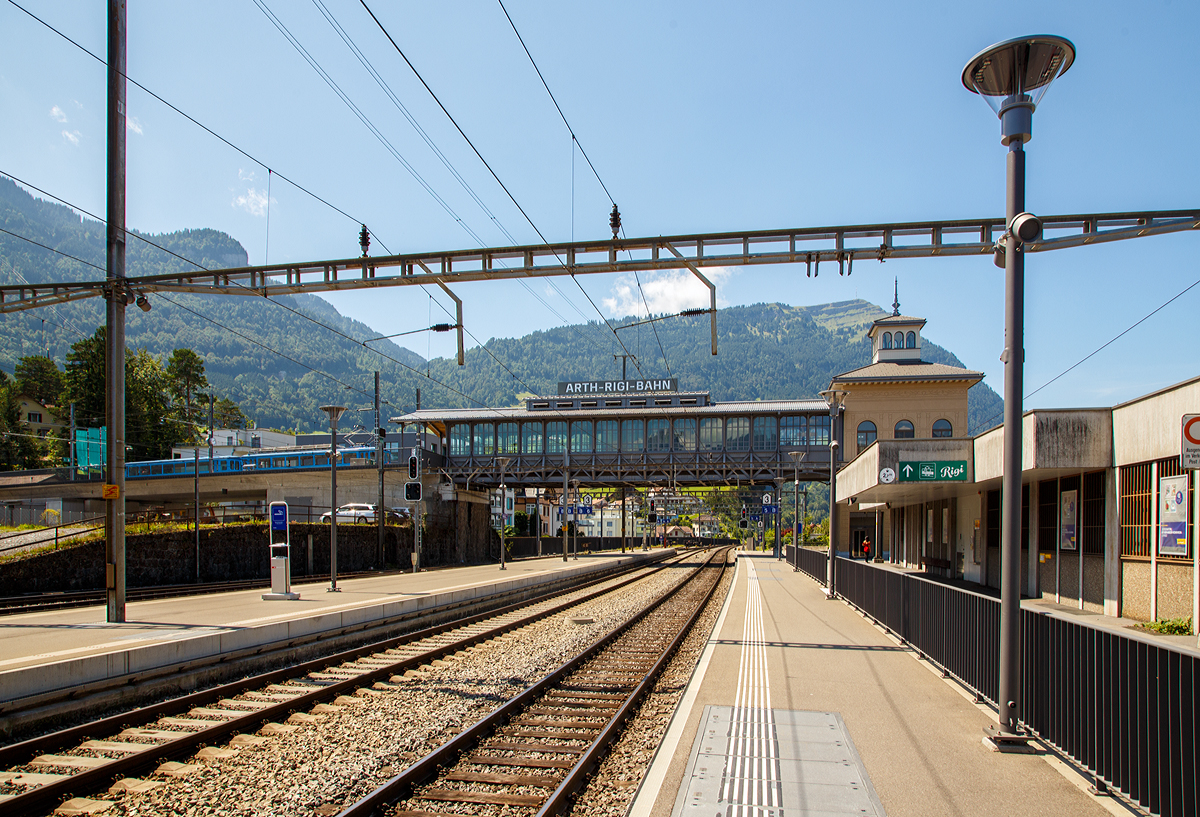 
Blick auf den Turmbahnhof mit Hochperron der Arth-Rigi-Bahn in Arth-Goldau, am 01.08.2019 vom SBB Bahnhof gesehen.

Der 2006 unter Schutz gestellte Hochperron wurde zwischen 2010 und 2017 umfassend renoviert und um 70 cm angehoben. Die Arth-Rigi-Bahn baute 1897 �ber den Gleisen der Gotthardbahn einen Kopfbahnhof in einem Reitergeb�ude. Das Pionierprojekt wird auch Hochperron genannt. Bei der Elektrifizierung der Gotthardbahn musste der Hochperron 1922 schon mal um 41 cm angehoben werden.
