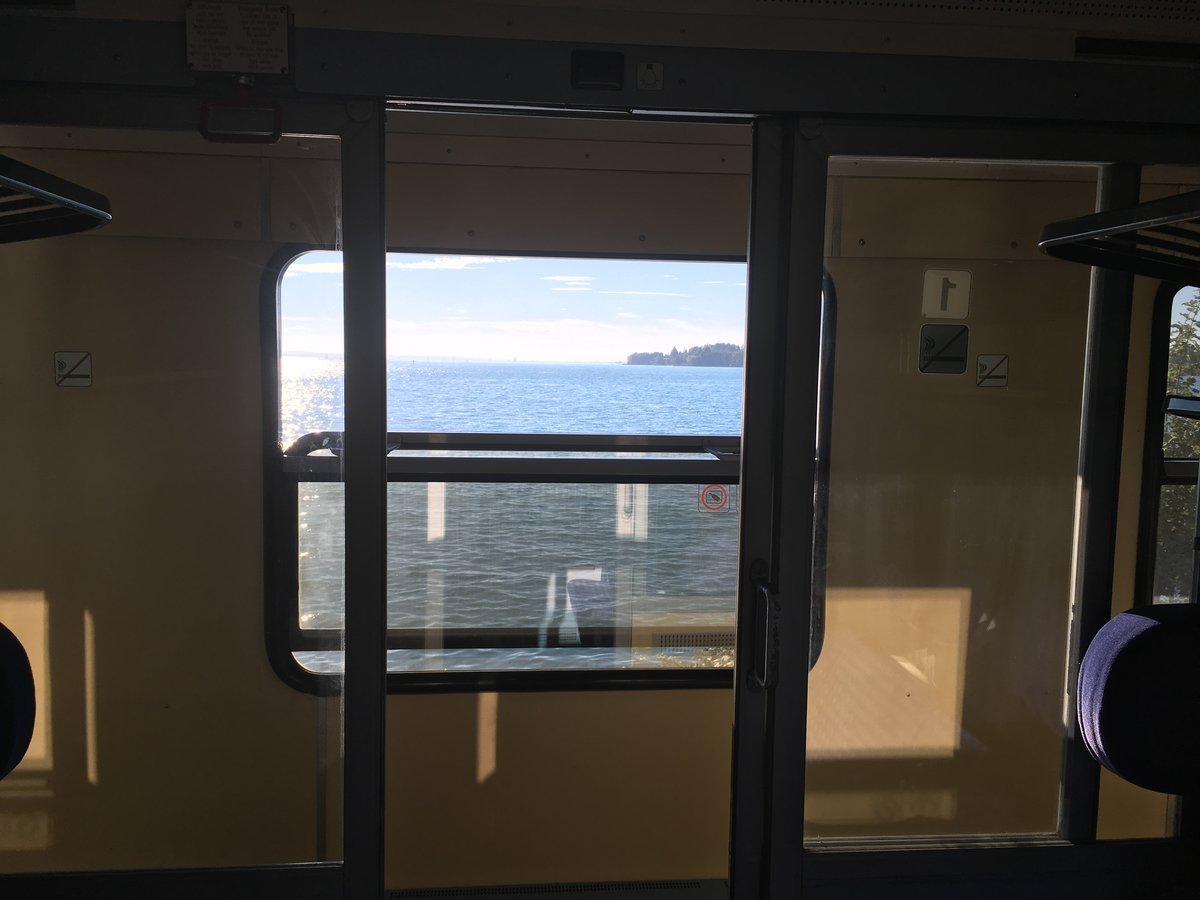Blick aus 31-34 191 auf der Überfahrt auf den Inselbahnhof Lindau.

Im Hintergrund  Das Schwäbische Meer  der Bodensee.