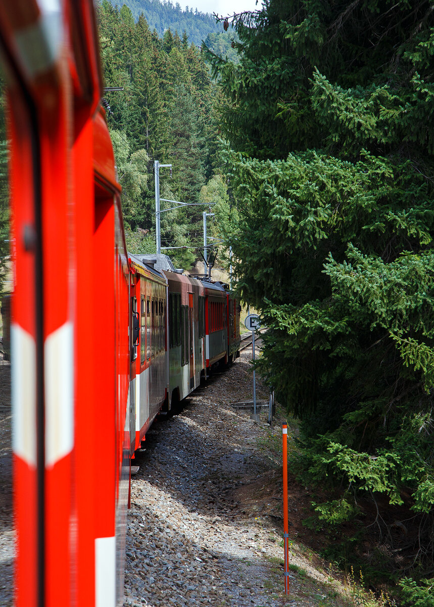 Blick aus unserem MGB-Zug am 07 September 2021 kurz (ca. 800 m) hinter Fürgangen-Bellwald beginnt  wieder der Zahnstangeabschnitt (System Abt) hinab nach Fiesch.

Hier in der Blickrichtung (Zugende) mit dem Schild „E“ als Ende der Zahnstange gekennzeichnet, von der anderen Seite zeigt das Schild ein „A“ für Anfang.
