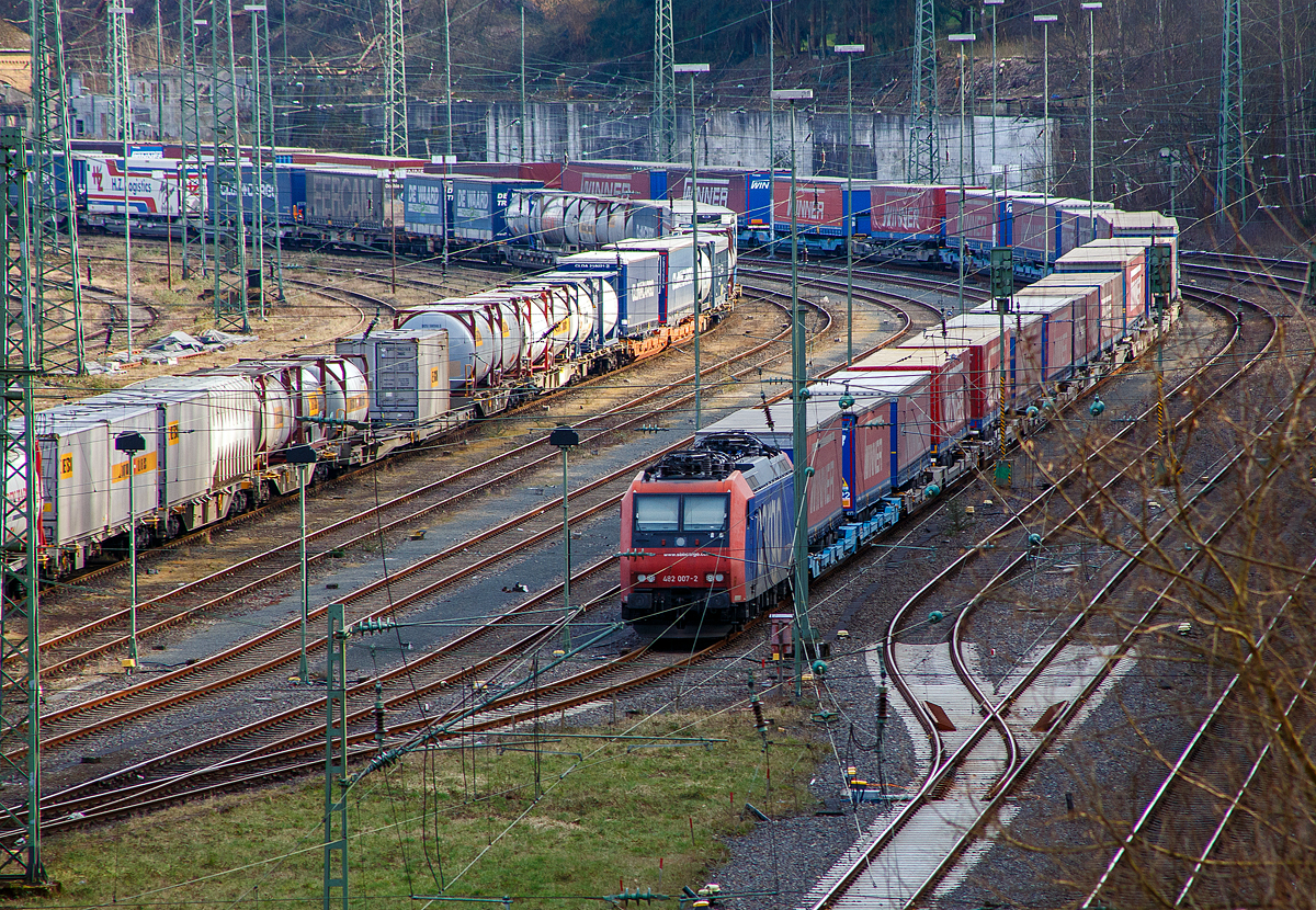 Blick von der Brücke in Betzdorf-Bruche....
Die SBB Cargo AG Re 482 007-2 (91 85 4482 007-2 CH-SBBC) ist am 12.03.2022, mit einem „Winner“-KLV-Zug, im Rangierbahnhof Betzdorf/Sieg abgestellt sind.

Die TRAXX F140 AC1 wurde 2002 von Bombardier Transportation GmbH in Kassel unter der Fabriknummer 33474 gebaut.
