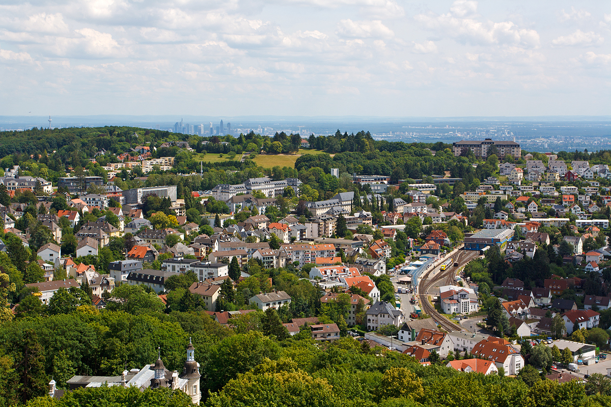 
Blick von der Burg Königstein/Taunus am 16.06.2011 auf den Bahnhof Königstein/Taunus. Hier war am Pfingsten 2011 Bahnhofsfest. 
Im Bahnhof steht ein LINT 41 der Taunusbahn (TSB) und rechts 323 634-6 (Köf II).
 
Halblinks hinten sieht man die Hochhäuser von  Mainhattan  Frankfurt am Main und rechts im Hintergrund Frankfurt-Höchst. 