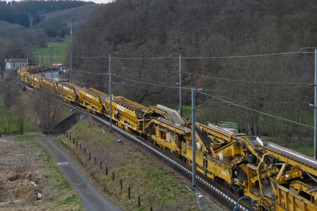 Blick von der etwas h�her gelegenen Stra�e in Drauffelt auf einen Teil des Gleisumbauzuges. 09.04.2021
