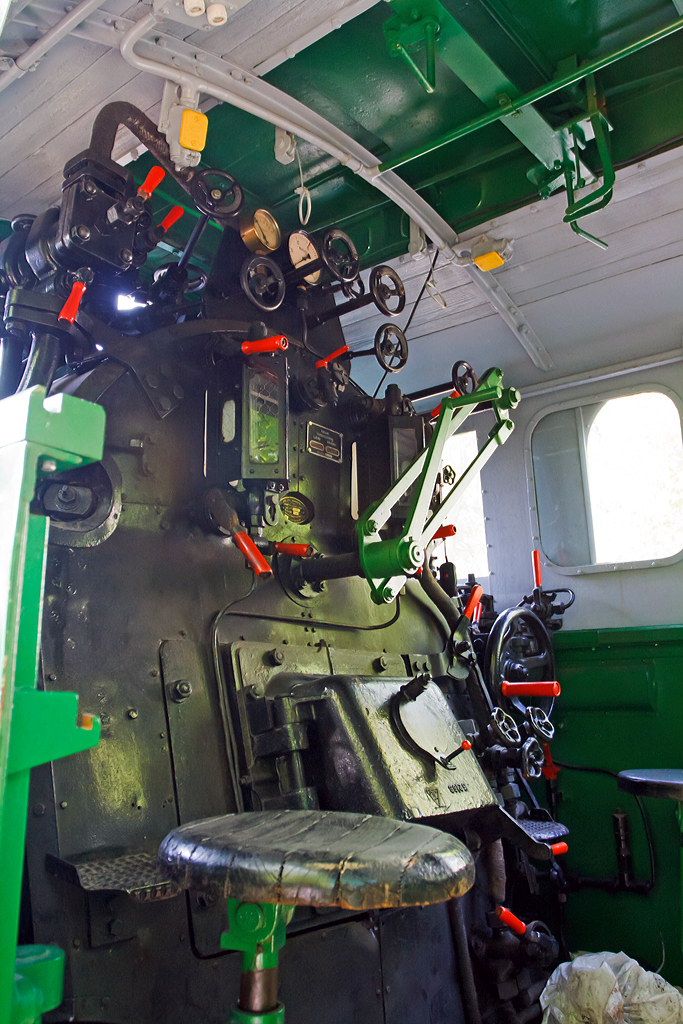 
Blick in den Führerstand der Jung 10175, der Schmalspur-Dampflokomotive ex Nr. 53 der Rhein-Sieg Eisenbahn (RSE) am 08.06.2014 im Museum Asbach (Ww).  So eine Lok hat schon viele Bedienhebel und -räder.