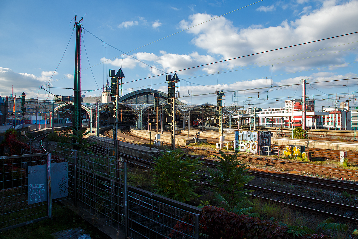 Blick von Südosten auf den Hauptbahnhof Köln am 08.10.2021. 

Der Kölner Hauptbahnhof ist der wichtigste Eisenbahnknoten von Köln und liegt im Stadtzentrum neben dem Kölner Dom. Mit täglich insgesamt 318.000 Reisenden und Besuchern sowie rund 1200 An- und Abfahrten zählt er zu den meistfrequentierten Fernbahnhöfen der Deutschen Bahn. Der Durchgangsbahnhof mit seinen elf Gleisen, ist einer der Knotenpunkte des europäischen Fernverkehrs. Von seiner südöstlichen Ausfahrt führt die Bahntrasse in einer engen Kurve auf die Hohenzollernbrücke über den Rhein nach Deutz auf der rechtsrheinischen Seite.

Vom Empfangsgebäude besteht Zugang zum innerstädtischen Verkehr der Stadtbahn Köln über die beiden U-Bahnhöfe Dom/Hauptbahnhof und Breslauer Platz/Hauptbahnhof der Kölner Verkehrs-Betriebe (KVB), die mit der S-Bahn zum Verkehrsverbund Rhein-Sieg (VRS) gehören. Der Bahnhofsvorplatz gilt als Teil der Domumgebung, über ihn gibt es einen direkten Treppenzugang (auch per Lift) zum Kölner Dom und auf die ihn umgebende Domplatte.

Köln verfügt auf beiden Seiten des Rheins über Fernverkehrstrecken. Daher bildet der am linksrheinischen Ufer gelegene Hauptbahnhof mit dem am rechtsrheinischen Ufer gelegenen Bahnhof Köln Messe/Deutz eine Einheit und ist mit diesem über die Hohenzollernbrücke verbunden. Im Hauptbahnhof treffen sich Fernverkehrszüge aus dem Ruhrgebiet, Süddeutschland, der Schweiz, den Niederlanden und Belgien. Köln Messe/Deutz (tief) bindet zwei weitere rechtsrheinische Intercity-Express-Linien an. 