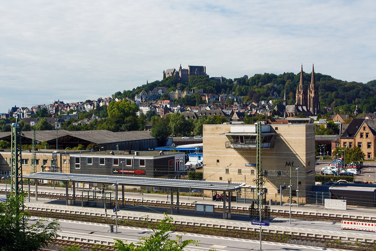 
Blick über den Bahnhof Bahnhof Marburg an der Lahn und das Stellwerk Marburg Fahrdienstleiter (Mf) hinweg Bahnhof Marburg auf das Schloss, die Elisabethkirche und Oberstadt.