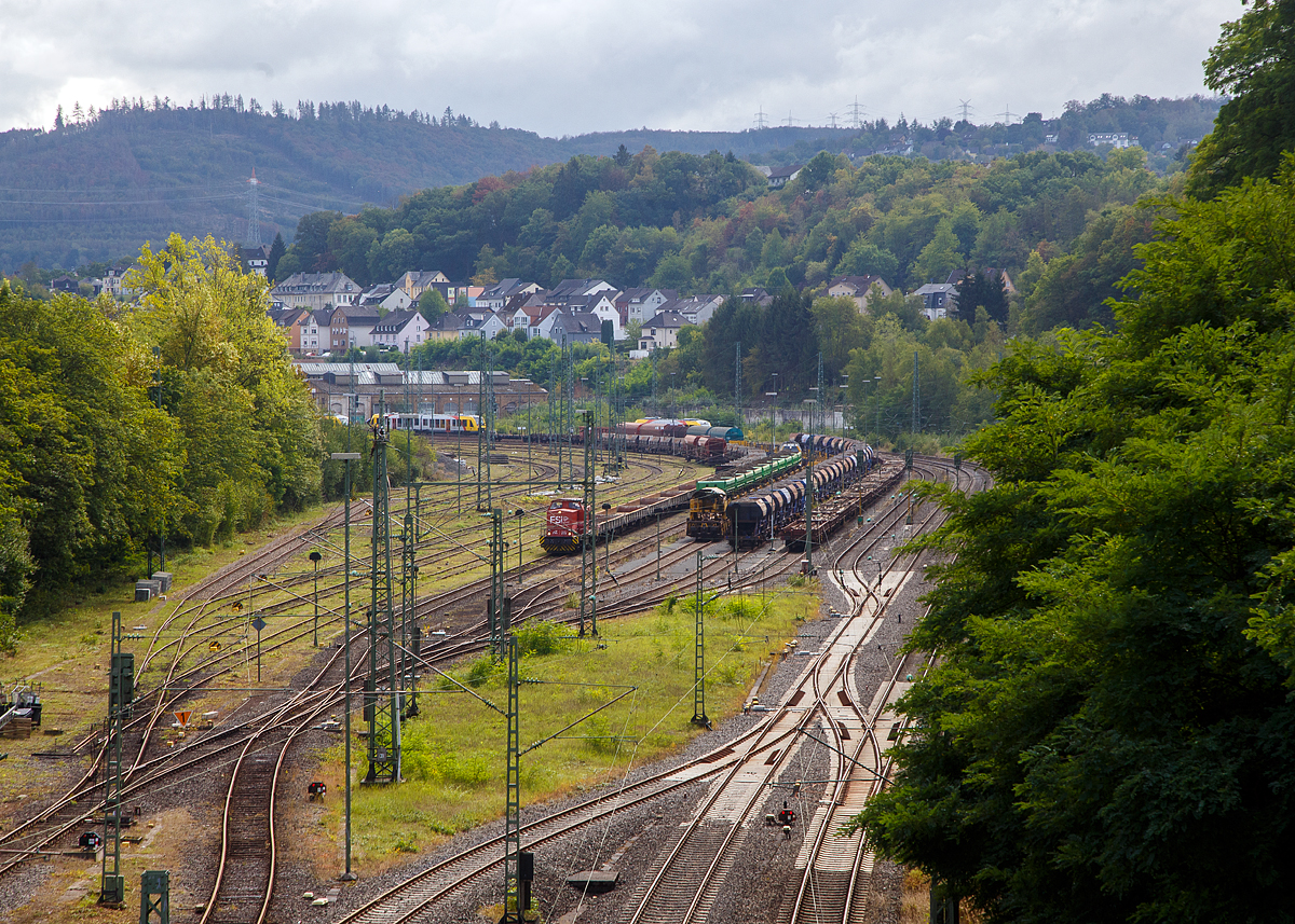 Blick (von der Br�cke in Betzdorf-Bruche) auf den Rangierbahnhof (Rbf) Betzdorf/Sieg und rechts die Siegstrecke (KBS 460) am 20.09.2022. In der Bildmitte die 293 006-3 „ALIJAH“ (92 80 1293 006-3 D-FSI) der FSI Logistik GmbH (Bottrop).