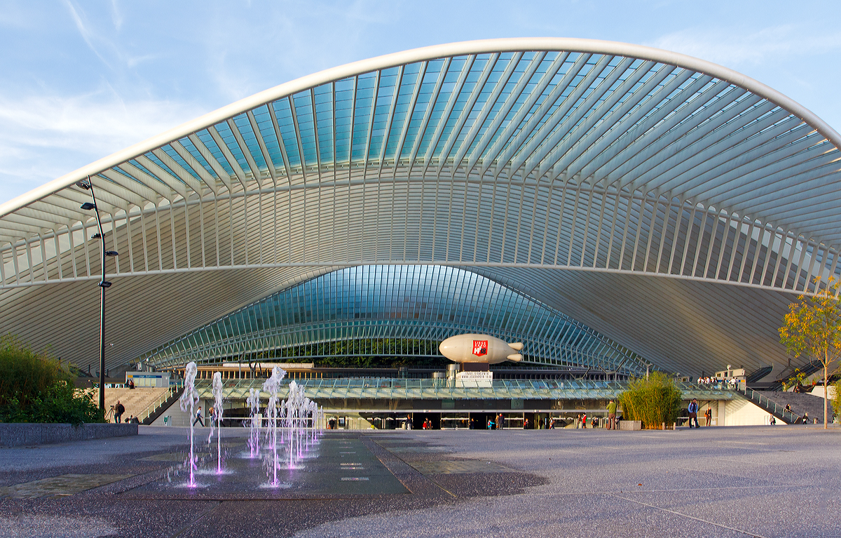 
Blick vom Vorplatz auf den  Eingang vom Bahnhof Liège-Guillemins (Bahnhof Lüttich-Guillemins) am 18.10.2014.