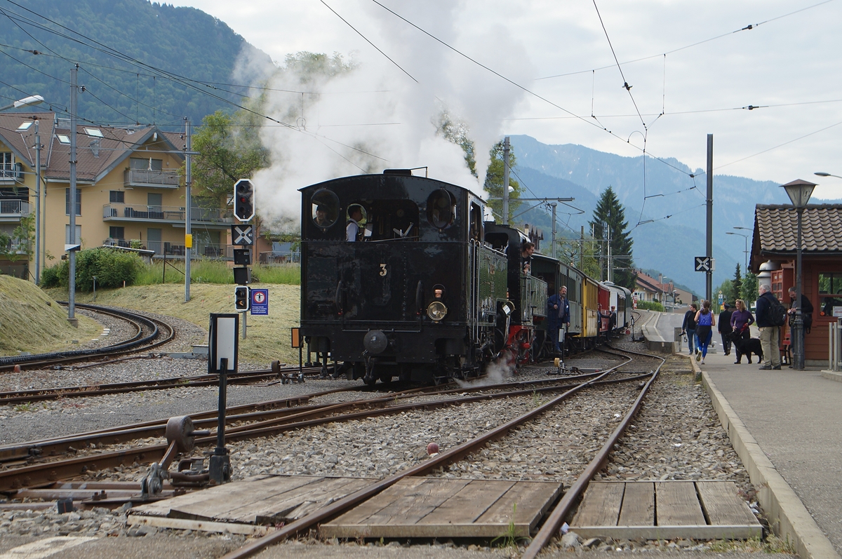  BLONAY-CHAMBY PINGSTFESTIVAL 2015: Recht früh verkehrt der erste Dampfzug von Chaulin nach Vevey, hier bei der Einfahrt in Blonay.
25. Mai 2015