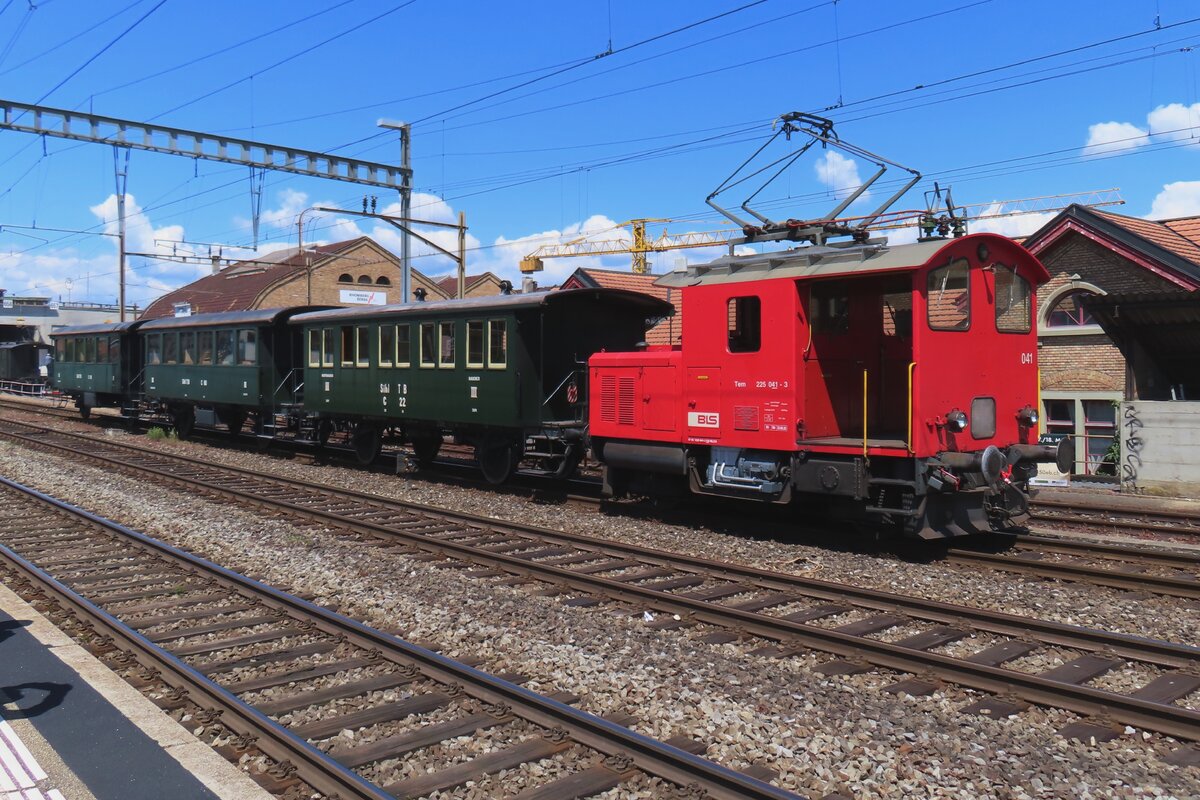 BLS 225 041 verschiebt in BUrgdorf ein Sonderzug in Vorbereitung f�r die n�chste Extrazug am 17 Mai 2025 w�hrend das Spektakel  150 Jahre Emmentalbahn .  