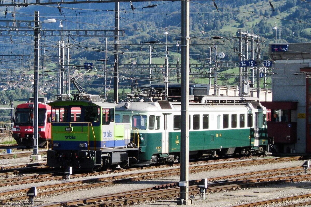 BLS 245 022 rangiert ein Museumstriebwagen in SPiez am 13 Mai 2010.