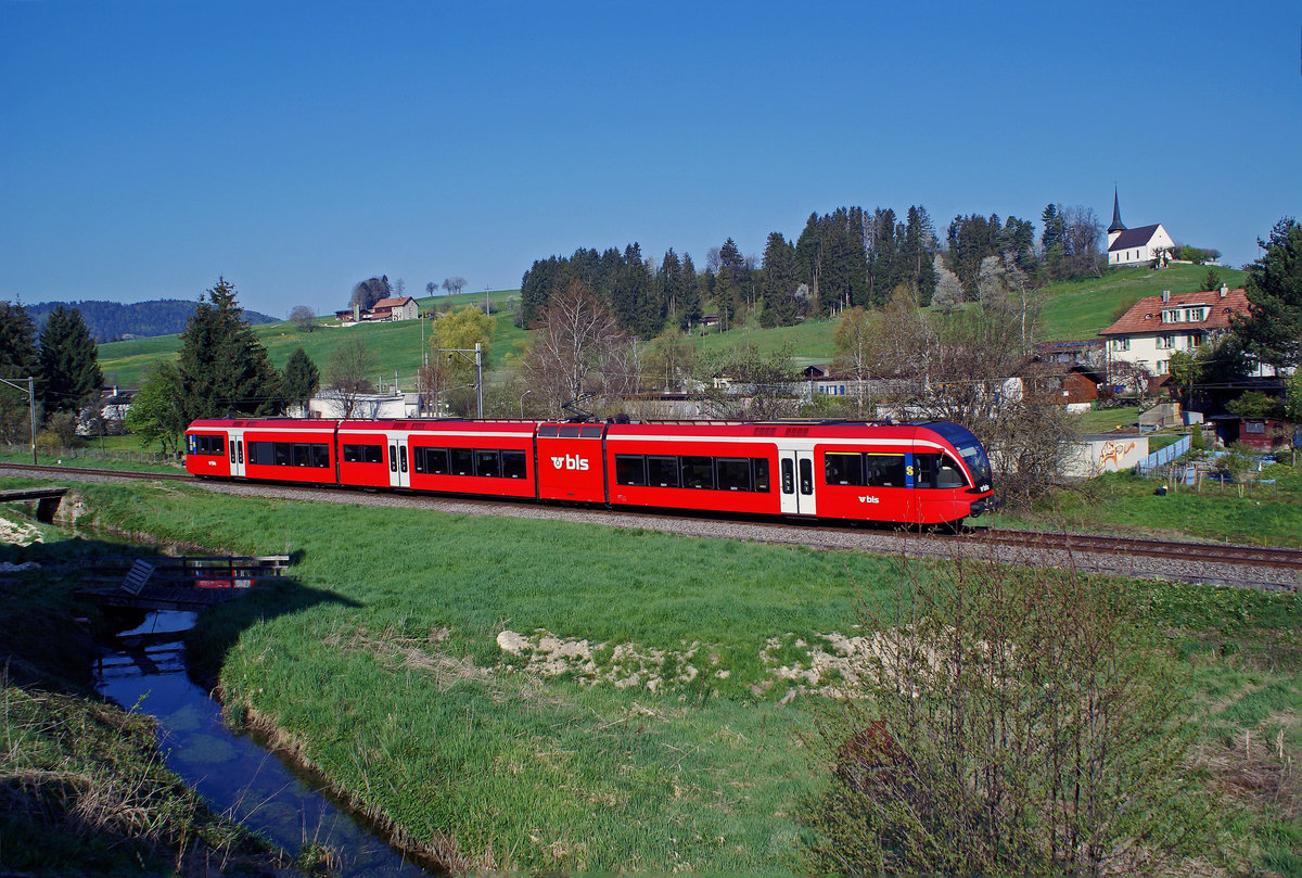 BLS: Auch im Jahre 2018 können die roten ehemaligen RM RABe 526 noch im Dienste der SBB in Reconvilier fotografiert werden. Am 22. April 2007 standen diese GTW'S noch im Dienste der BLS im Einsatz auf der Strecke Solothurn-Moutier-Tavannes-Biel.
Foto: Walter Ruetsch  