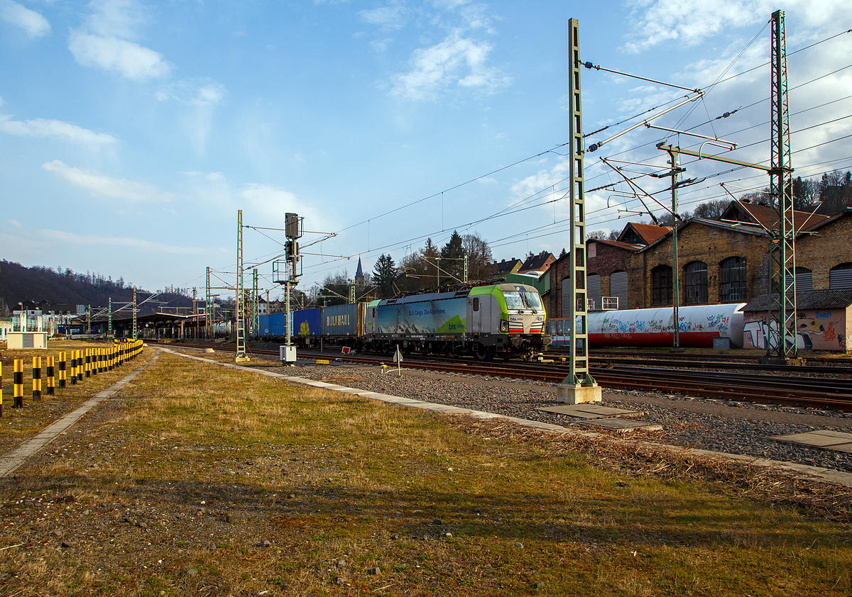 BLS Cargo. Die Alpinisten.....
Die BLS Cargo 408 – Re 475 408-1 (91 85 4475 408-1 CH-BLSC) fährt am 20.03.2022 mit einem KLV-Zug durch Betzdorf/Sieg in Richtung Köln.

Die Siemens Vectron MS wurden von Siemens Mobilitiy in München-Allach unter der Fabriknummer 22069 gebaut, sie hat die Zulassungen für CH/ D/ A/ I / NL.
