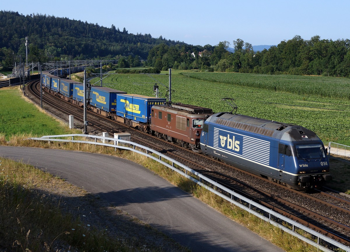 BLS: Doppeltraktion ALT und NEU in den Farben blau und braun bei Langenthal am 15. Juli 2015. An der Spitze des Zuges ist die Re 465 014-9 eingereihnt.
Foto: Walter Ruetsch
