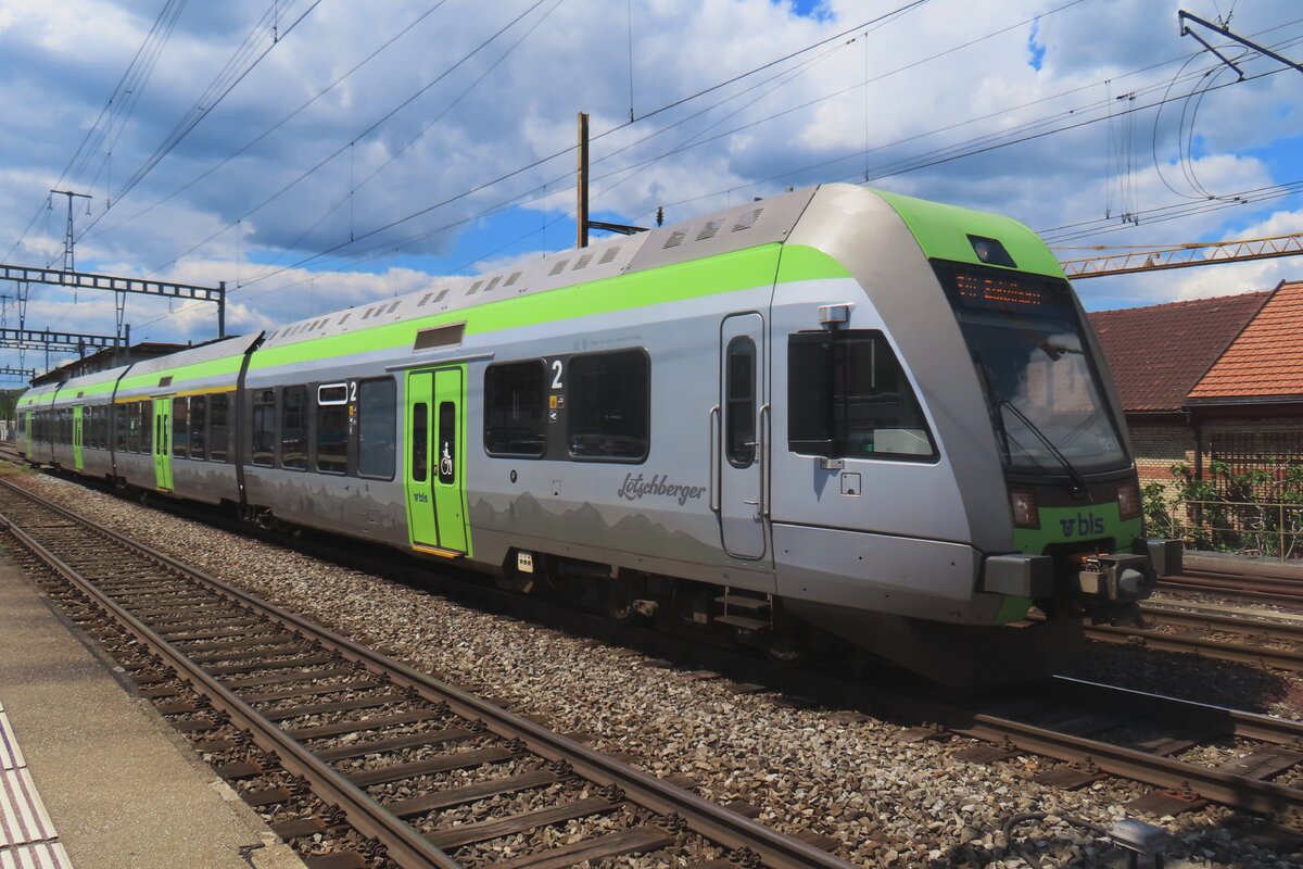 BLS Lötschbergen 535 125 treft am 17 Mai 2025 in Burgdorf ein. Bei die heutige Revisionen sollen die Triebzüge der Reihe 535 die  Lötschberg- - Markierung einschliesslich die Bergkette am Seitenwand verliezen und die erste Triebzüge sind leider schon  entbergt  geworden.