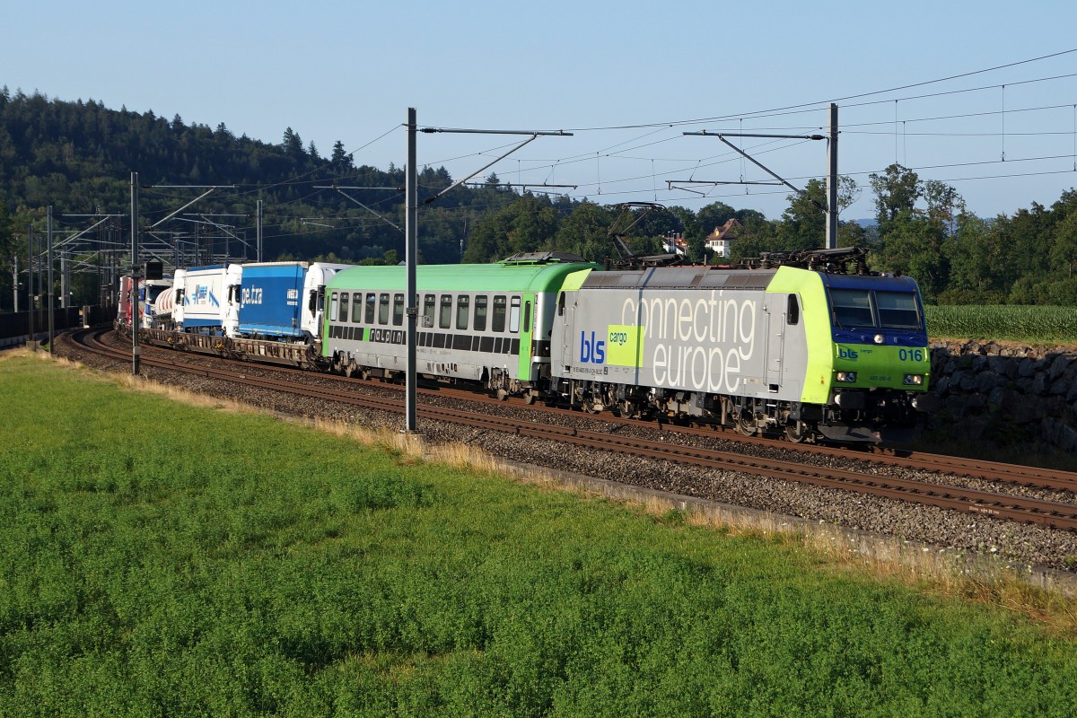 BLS: Re 485 016-0 bringt Lastwagen auf der Schiene vom Norden in den Süden. Die Aufnahme entstand bei Langenthal am 15. Juli 2015 im letzten Abendlicht.
Foto: Walter Ruetsch