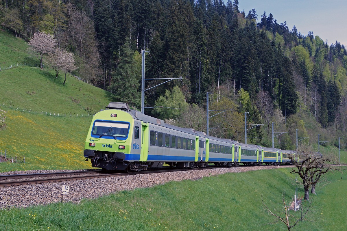BLS: RE Bern-Luzern zwischen Konolfingen und Langnau im Emmental unterwegs am 29. April 2015.
Foto: Walter Ruetsch
