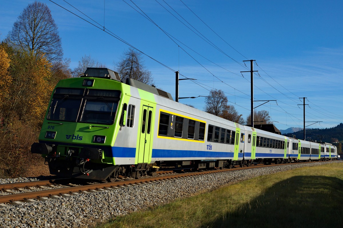 BLS: S-Bahn 4 mit RBDe 566-Pendel nach Langnau i.E. bei Emmenmatt am 7. November 2015.
Foto: Walter Ruetsch