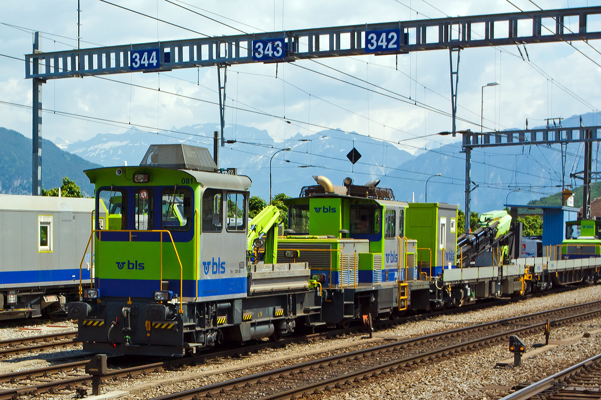 
BLS Schienenfahrzeuge f�r Bau und Unterhalt sind am 28.05.2012 beim Bahnhof Spiez (aufgenommen aus einfahrendem Zug) abgestellt.

Vorne der BLS Baudiensttraktor Tm 235 081-7 (Tm 98855 235 081-7 CH-BLS) ein RACO Tm DT4H (Tm 2/2), dieser wurde 1991 von RACO (Robert Aebi AG) in Regensdorf unter der Fabriknummer 2000 gebaut. RACO gab 1996 das Gesch�ftsfeld Schienenfahrzeuge auf, es wurde von der SLM �bernommen und geh�rt heute zu Stadler.

Die RACO Tm DT4H (heute meist als Tm 235 bezeichnet) sind Baudiensttraktoren (Kleinlokomotiven), die zwischen 1977 und 1993 von RACO f�r verschiedene Privatbahnen gebaut wurden. Die meisten Tm wiesen eine Kippbr�cke von 9 m� f�r 6 t Nutzlast und einen Kran/Baggerarm auf.

Ein sehr ger�umiges F�hrerhaus mit Webasto-Heizung nimmt gut die H�lfte der Fahrzeugl�nge von 9.96 m in Anspruch. Es ist von der Plattform her �ber eine Stirnt�r zug�nglich. Seitent�ren sind in der Ursprungsausf�hrung nicht vorhanden. An das F�hrerhaus anschlie�end findet sich eine Kippbr�cke und am anderen Ende ist ein hydraulischer Kranarm angebracht, der auch mit Baggerschaufeln ausgestattet werden kann.

Die Normalspurfahrzeuge sind, da sich zur Bef�rderung erheblicher Anh�ngelasten konzipiert sind, mit drei Bremsen ausger�stet, n�mlich einer elektrischen Wirbelstrombremse, einer pneumatischen Anh�ngerbremse (Druckluftbremse) und einer Handbremse. F�r �berfuhren in Schleppfahrt ist zudem eine automatische Luftbremse eingebaut. 
Dank dem schmalen F�hrerhaus der Normalspurausf�hrung war es m�glich, beidseitig auf der H�he des L�ngstr�gers ausklappbare Schienenhalter zu montieren (gelb/schwarz gestreift). So ist es m�glich, seitlich einen Gegenstand in der Fahrzeugl�nge, insbesondere ein Schienenst�ck mitzunehmen, welcher f�r die Kippbr�cke zu lang ist.

Die Tm vom Typ DT4h sind mit einem hydrodynamischen 4-Gang-Getriebe und einem 177 kW starken Deutz-Dieselmotor mit zw�lf Zylindern ausger�stet. Die H�chstgeschwindigkeit betr�gt 75 km/h.

Die Traktoren werden bei allen Bahngesellschaften f�r den t�glichen Unterhalt eingesetzt, da die ger�umige Kabine erlaubt, die Baudienstrotte mitzuf�hren. Dank der Kippbr�cke wird nur dann ein Dienst- oder G�terwagen mitgef�hrt, wenn gr��ere Mengen Material ben�tigt werden. Diese k�nnen mit dem Kran auf- und abgeladen werden. F�r kleinere Erdarbeiten wird die Baggerschaufel montiert. Andererseits kommen diese Tm auch bei sporadisch anfallenden gr��eren Baustellen zum Einsatz.

TECHNISCHE DATEN:
Spurweite: 1.435 mm (Normalspur)
Achsfolge: B
L�nge �ber Puffer: 9.960 mm
Achsabstand: 5.000 mm
Eigengewicht: 19 t
H�chstgeschwindigkeit: 75 km/h (Eigen oder geschleppt)
Leistung: 175 kW (238 PS)
Motor: Deutz Dieselmotor
Getriebe: Hydrostatisches Twin Disc Getriebe
 
Dahinter die dieselelektrische Baudienstlokomotive Tm 235 093-2 (Tm 98 85 5 235 093-2 CH-BLS) und das Erhaltungsfahrzeug EHF bzw. der selbstfahrende Dienstwagen XTmas 516 mit Palfinger Kran 100002 D 100mt  (99 85 92 59 516-4 CH-BLS) .
