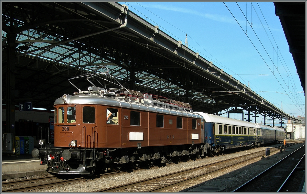 BLS Triebfahrzeuge sind hin und wieder in Lausanne zu sehen; aber eine der formschönen BLS Ae 6/8 ist dann doch eine sehr grosse Seltenheit! Hier verlässt die Ae 6/8 208 mit einem Extrazug Lausanne Richtung Domodossola. 7. Juni 2015
