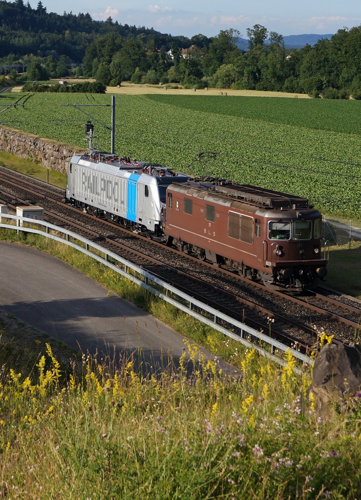 BLS/RAILPOOL (BOMBARDIER):  ALT UND NEU  Die BLS Re 4/4 171 (1964) mit der RAILPOOL 187 005-4 (2014) bei Roggwil am 25. Juni 2015.
Foto: Walter Ruetsch 