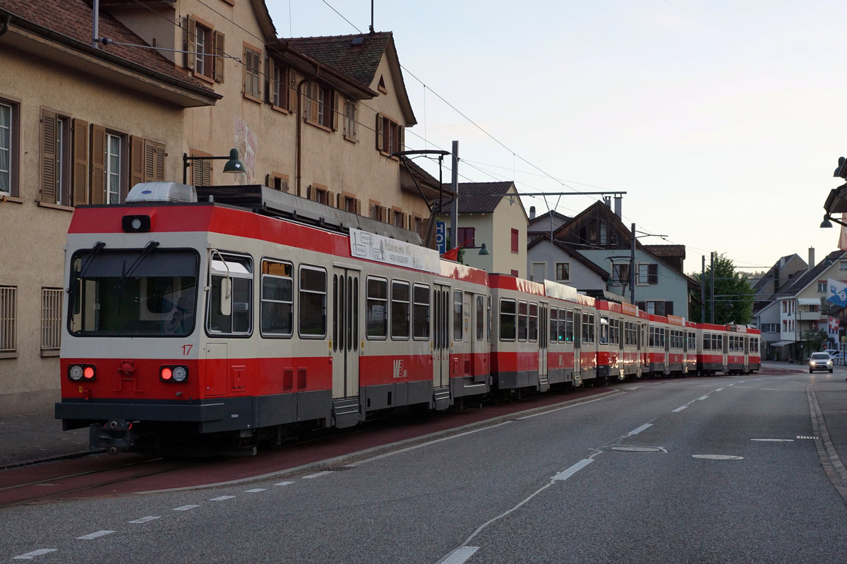BLT/WB: Am fr�hen Morgen ist die Welt noch in Ordnung. Morgenzug bestehend aus f�nf Wagen auf der Fahrt nach Liestal am 13. Juni 2017. Bei der Ortsdurchfahrt Oberdorf BL wird die WB zur Strassenbahn.
Foto: Walter Ruetsch