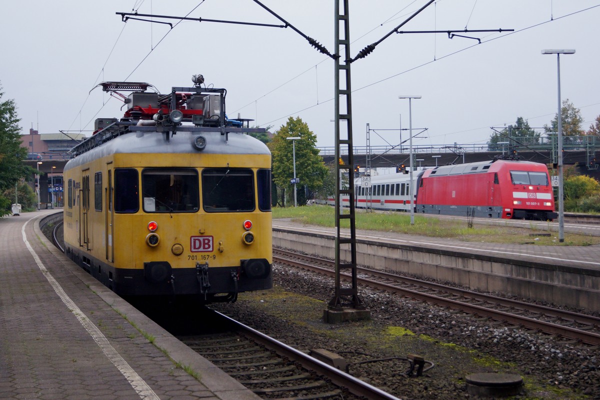 BR 101/Diagnose VT: Seltene Begegnung vom 14. Oktober 2015 in HAMBURG HARBURG zwischen dem DIAGNOSE VT 701 167-9 und einem IC mit der 101 007-3 in HAMBURG HARBURG am 14. Oktober 2015.
Foto: Walter Ruetsch