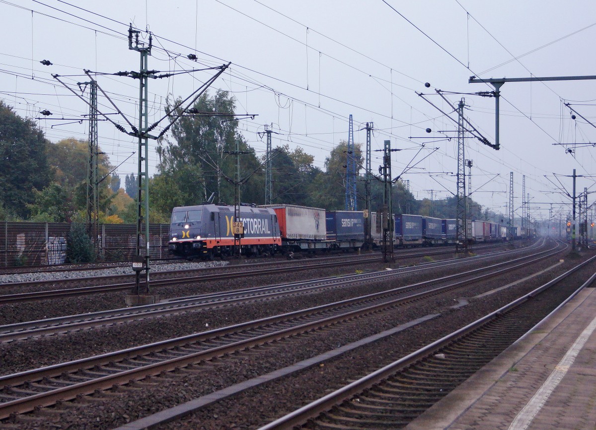 BR 241: Ueberraschungsaufnahme einer G�terzugsdurchfahrt in HAMBURG HARBURG vom 14. Oktober 2015 mit einer BR 241 von HECTORRAIL.
Foto: Walter Ruetsch 