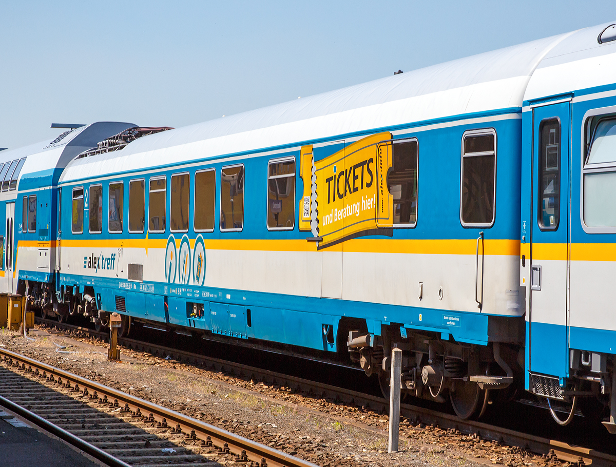 
BRmz alex treff-Wagen D-VBG 56 80 85-95 152-9 der Vogtlandbahn GmbH (ex Regental), eingereiht im ALX 84110  (alex) München Hbf - Hof Hbf, am 01.07.2015 beim Halt im Bahnhof Marktredwitz.

Diese Wagen sind das Herzstück“ jedes alex-Zuges ist der „treff“-Wagen, in dem Snacks, Getränke sowie Fahrscheine erworben werden können. 

TECHNISCHE DATEN:
Spurweite: 1.435 mm
Länge über Puffer:  27.500 mm
Wagenkastenlänge:  27.200 mm
Drehzapfenabstand:  19.500 mm
Achsstand im Drehgestell:  2.500 mm
Drehgestellbauart:  Minden-Deutz 367
Leergewicht:  48 t
Höchstgeschwindigkeit: 200 km/h
Zulassungen für: D, A und CH
Sitzplätze: 29 in der 2. Klasse
Bremsbauart:  KE-GPR-Mg 
Bremsgewichte: P 53 t, G 44 t
