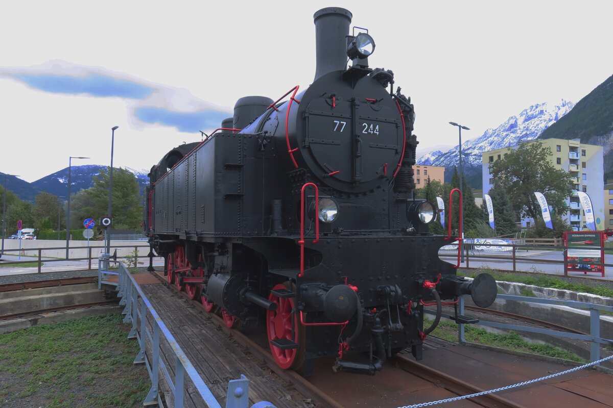 Buchstablich und bijnahe v�llig ins Wasser gefallen ist der 10.Jubil�umsfest der Lienzer Eisenbahnfreunde am 14 September 2024. Wegen der sich rasch entwickelende Sturmschaden wurde das Bw-fest stark eingeschr�nkt und fiel ein Museumszug aus, der 2. des Tages traf mit ein Stunde Versp�tung ein. Vons bw-gelande, das am 14 September 2024 offenbar zugangig war, k�nnte jedoch Tenderlok 77 244 auf den Chip geretter werden.