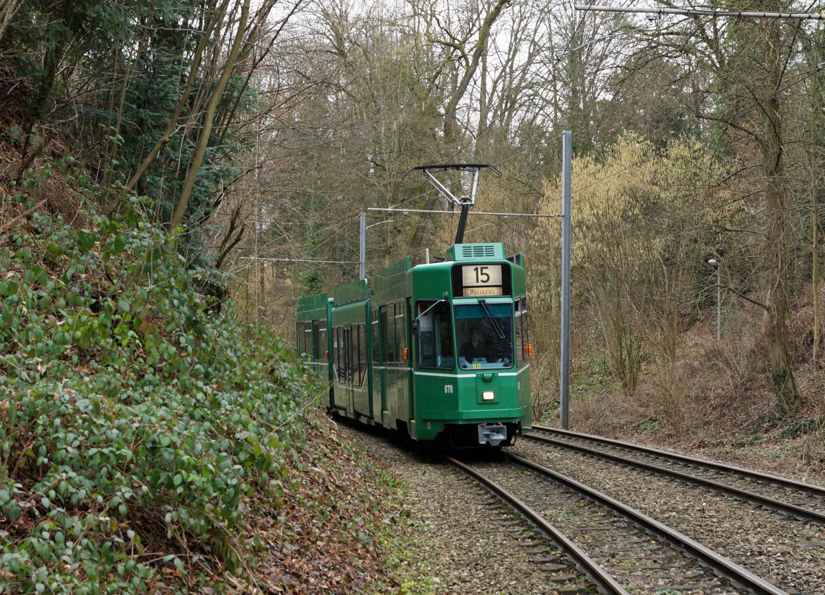 BVB: Auf der Tramlinie 15 wird die Strassenbahn zur  WALDBAHN  wie die Aufnahme vom 1. Februar 2016 des Be 4/6 670 (1990-1991) zeigt.
Foto: Walter Ruetsch 