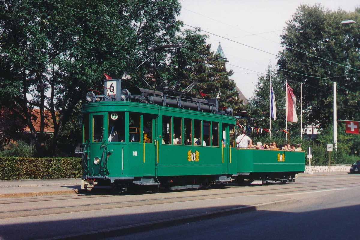 BVB: Zu den Zeiten, da die Strassenbahnen noch nicht mit Klimaanlagen ausger�stet waren, wurden die Fahrg�ste im Sommer bei sehr grosser Hitze in BADEWANNEN (ohne Wasser) durch die Stadt Basel transportiert. Be 2/2 181 (1925) mit der Badewanne 1045 auf der Linie 6 bei Allschwil im Juli 2005.
Foto: Walter Ruetsch