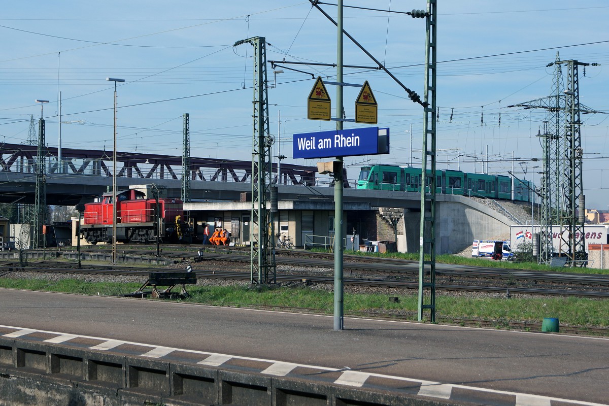 BVB/DB: Dokumentation der zufälligen Begegnung zwischen einem BVB 6/8  COMBINO  auf der neuen Strassenbahnlinie nach Weil am Rhein und der DB 294 664-8 auf Rangierfahrt mit dieser Momentaufnahme vom 10. April 2015.
Foto: Walter Ruetsch