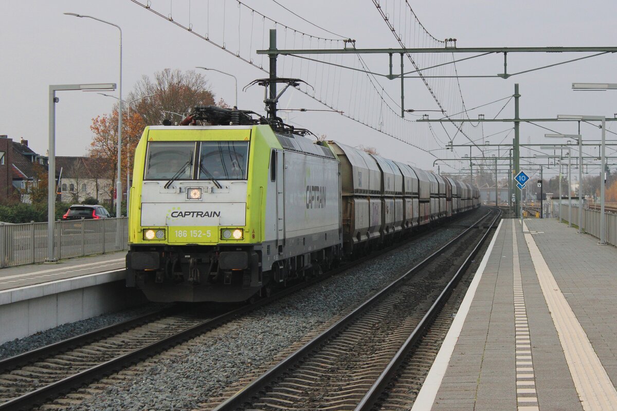 CapTrain 186 152 zieht ein Kohlezug durch Blerick am grauen Nachmittag von 2 Dezember 2023.